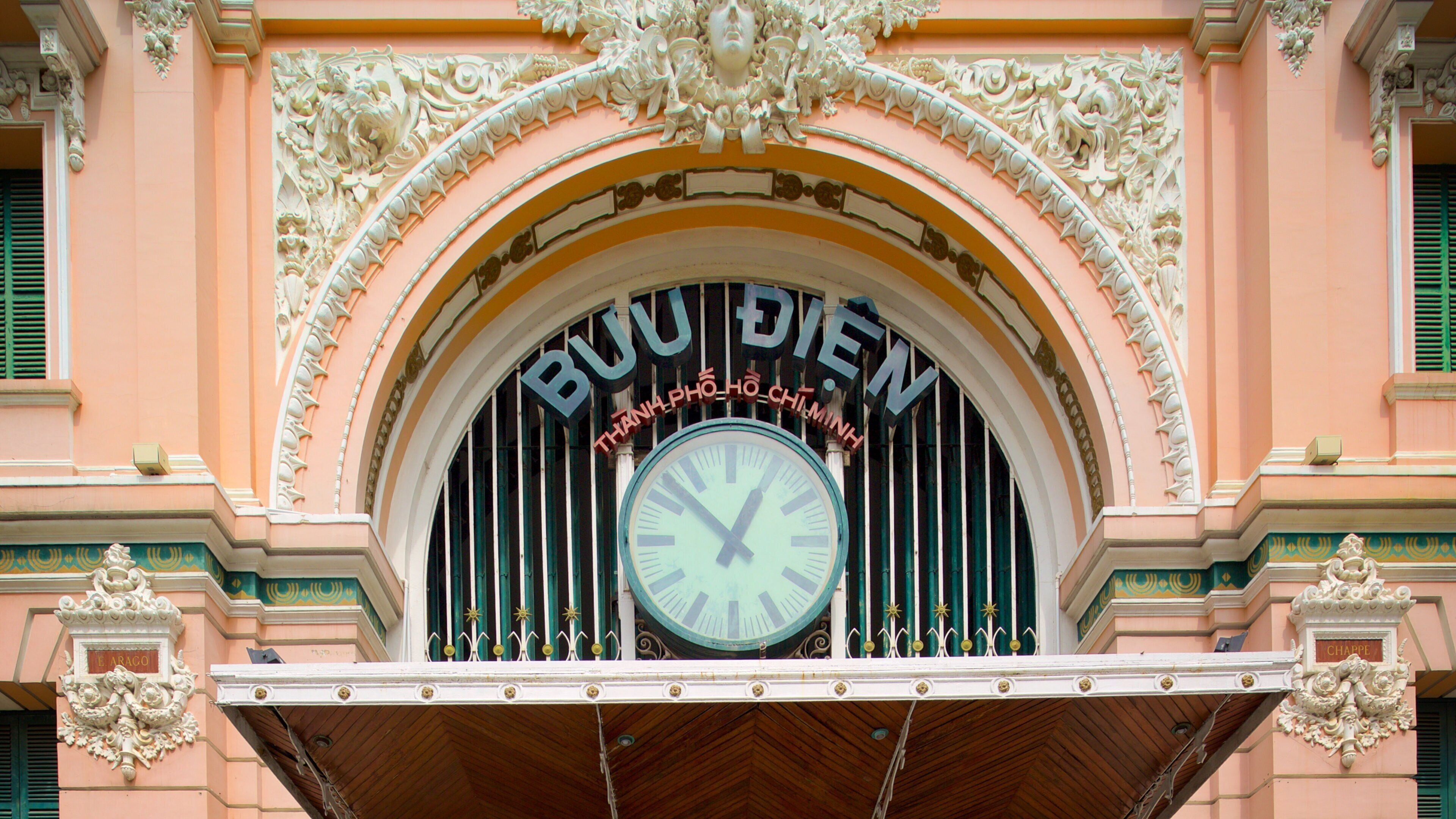 Poste centrale de Saïgon mettant en vedette signalisation