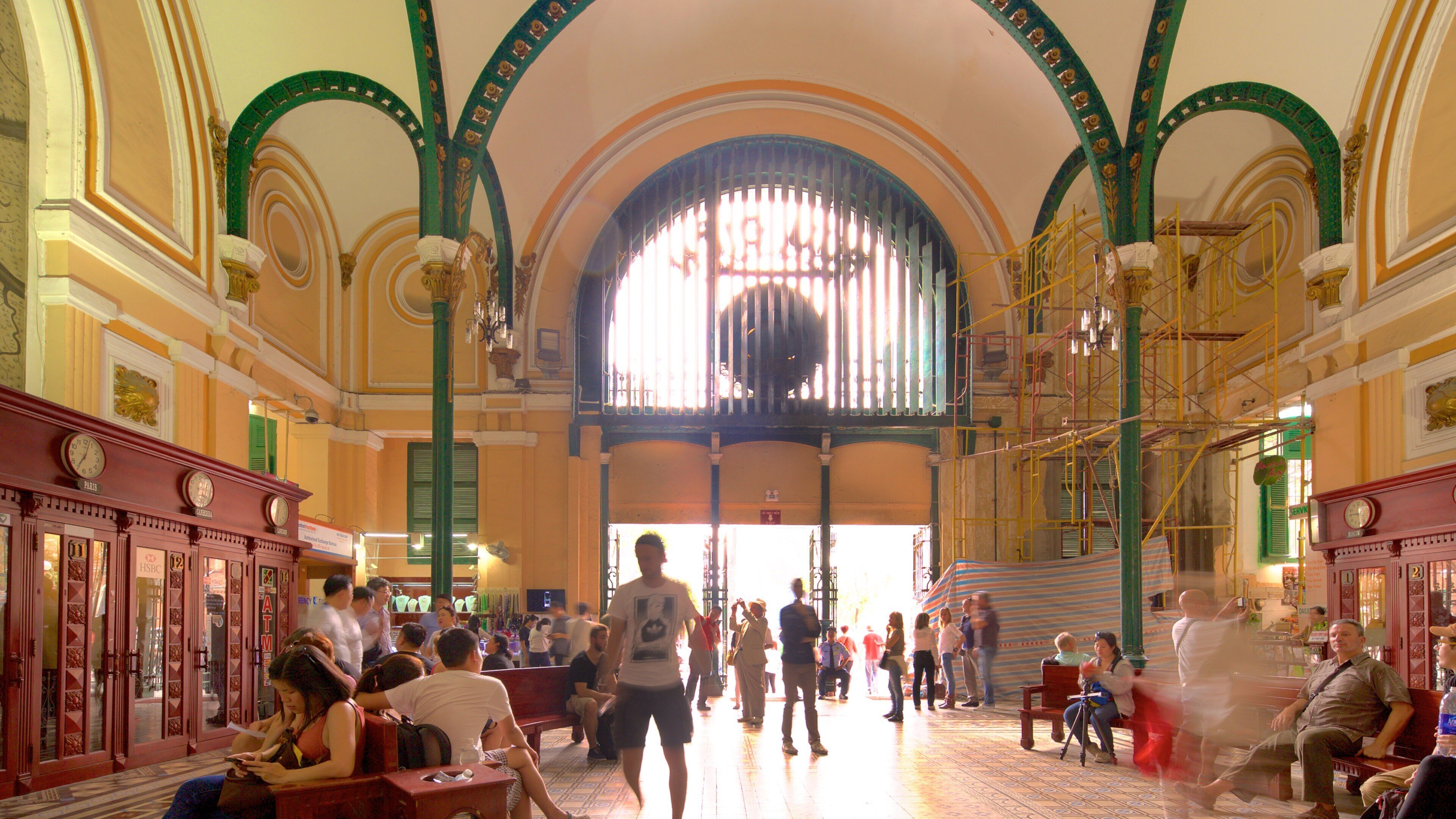 胡志明市中心郵政局 其中包括 歷史建築 和 內部景觀