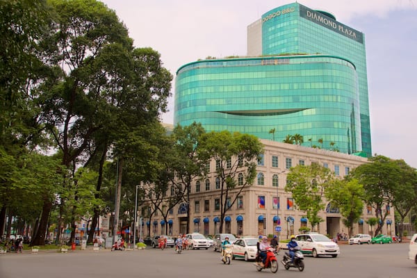 Centre commercial Diamond Plaza montrant square ou place, patrimoine architectural et architecture moderne