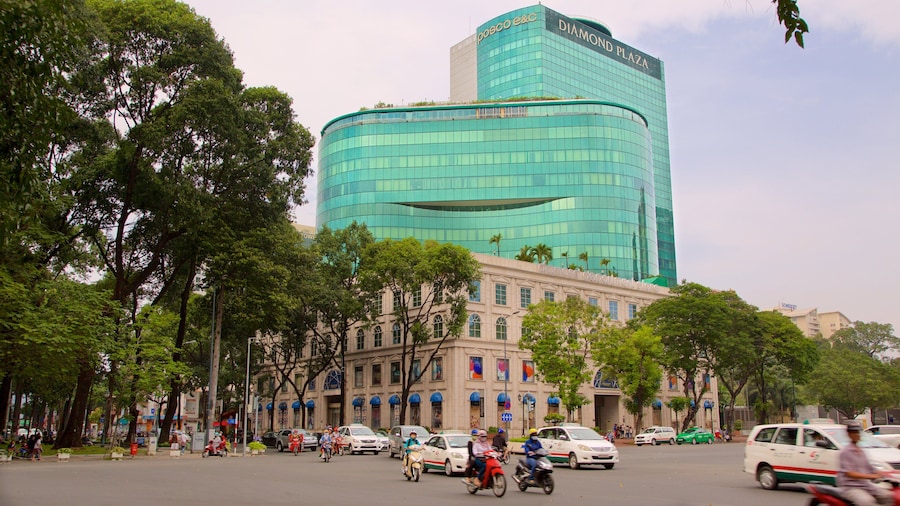 Diamond Plaza que incluye patrimonio de arquitectura, escenas urbanas y un parque o plaza