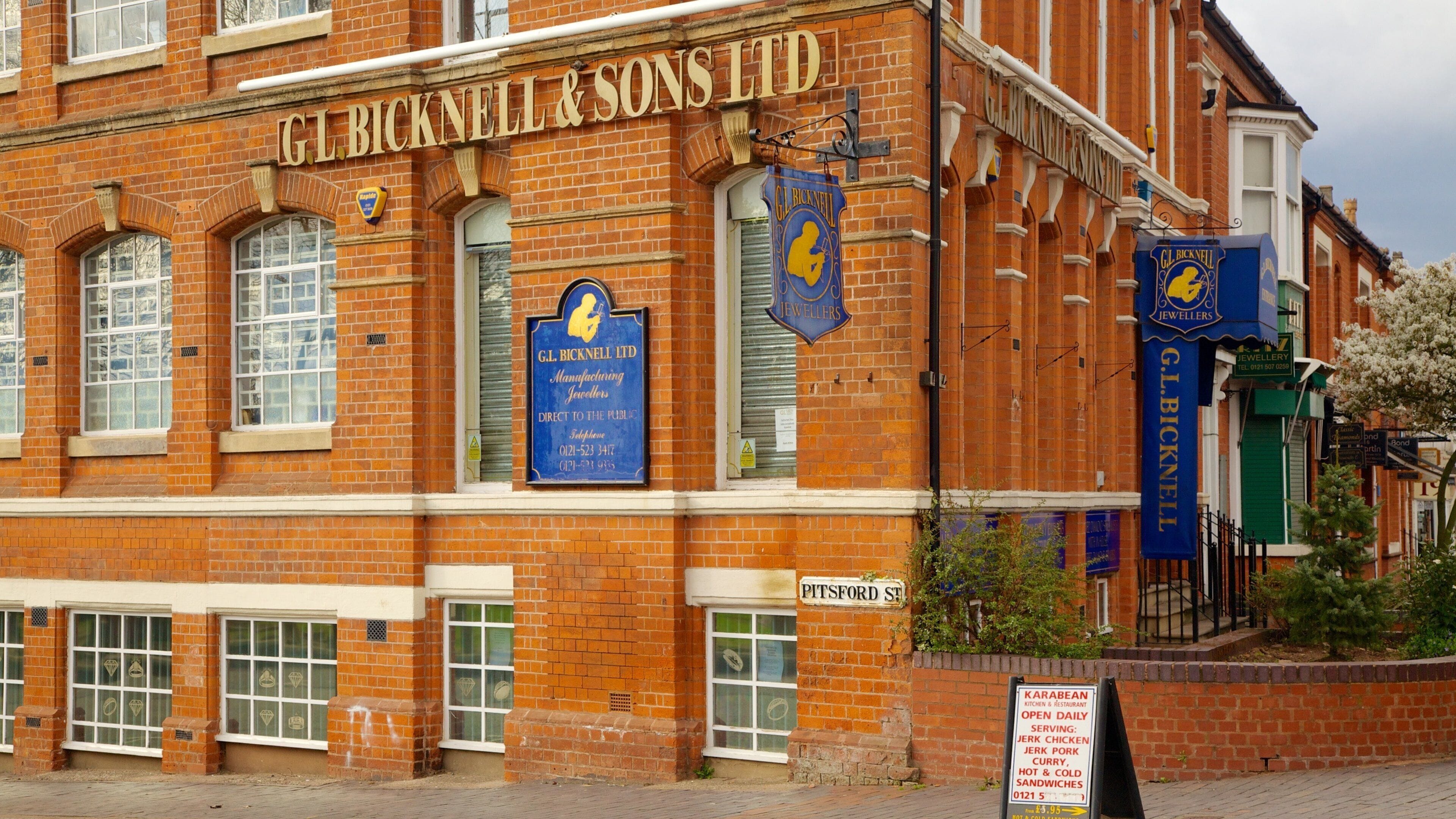 Jewellery Quarter featuring heritage architecture, central business district and a house