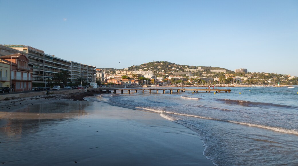 Gazagnaire Beach showing a coastal town and general coastal views
