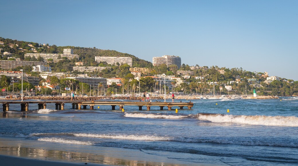Gazagnaire Beach showing a coastal town and general coastal views
