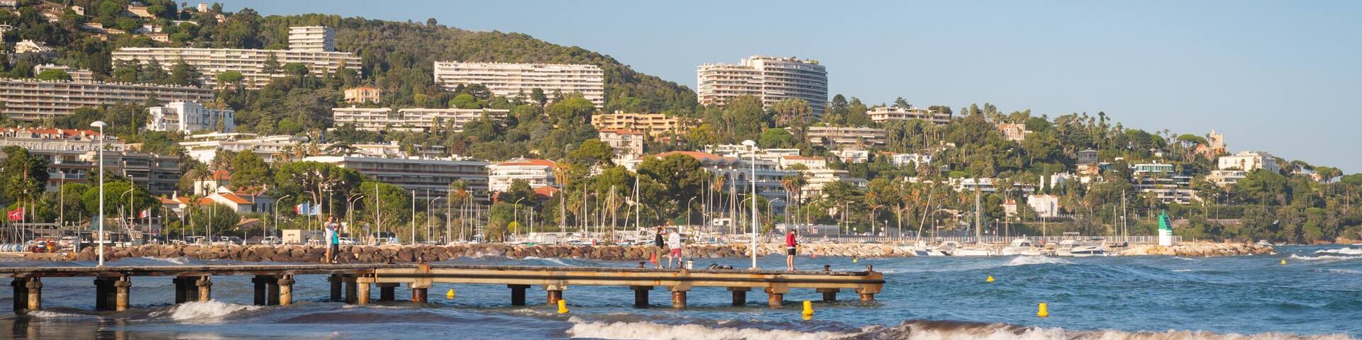 Gazagnaire Beach showing a coastal town and general coastal views