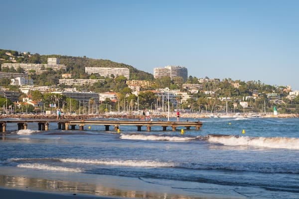 Gazagnaire Beach showing a coastal town and general coastal views