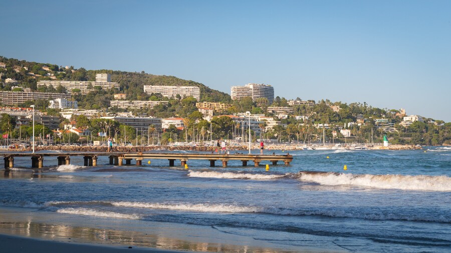 Gazagnaire Beach showing a coastal town and general coastal views