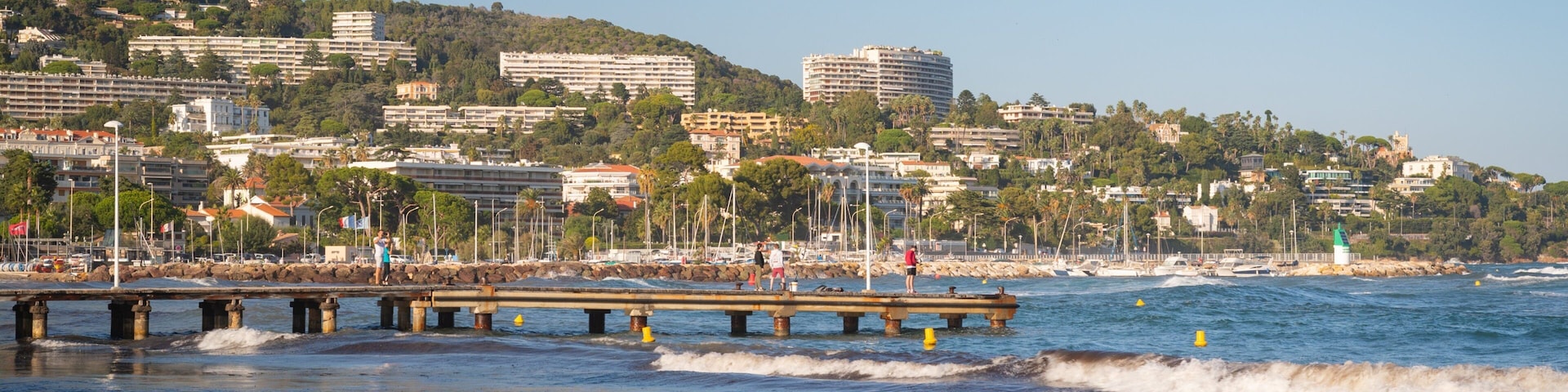 Gazagnaire Beach showing a coastal town and general coastal views