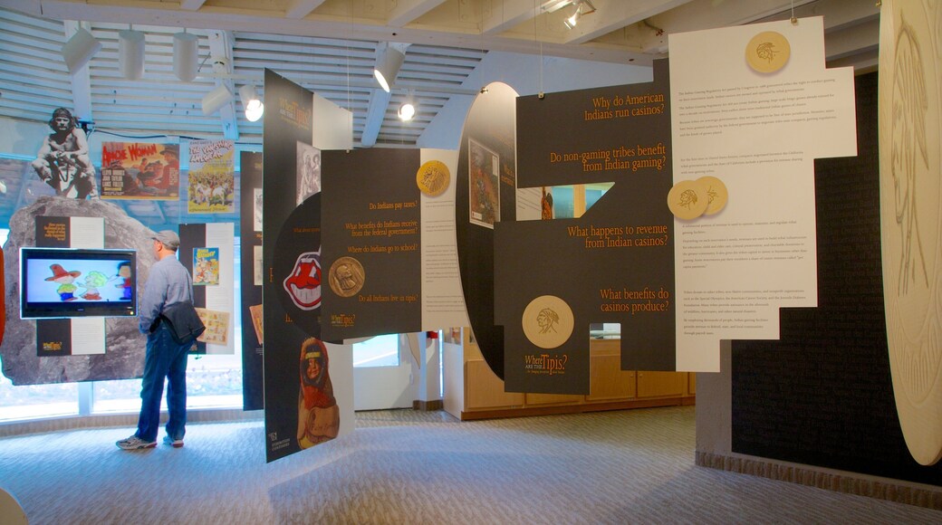 Viện bảo tàng văn hóa Agua Caliente cho thấy cảnh nội thất cũng như đàn ông