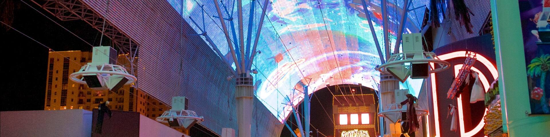 Fremont Street Experience qui includes signalisation, scènes de nuit et art en plein air
