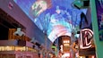 Fremont Street Experience ofreciendo arte al aire libre, señalización y escenas nocturnas