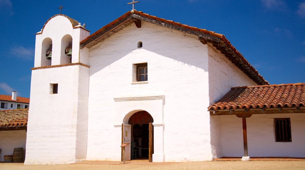 El Presidio de Santa Barbara State Historic Park som visar en kyrka eller katedral