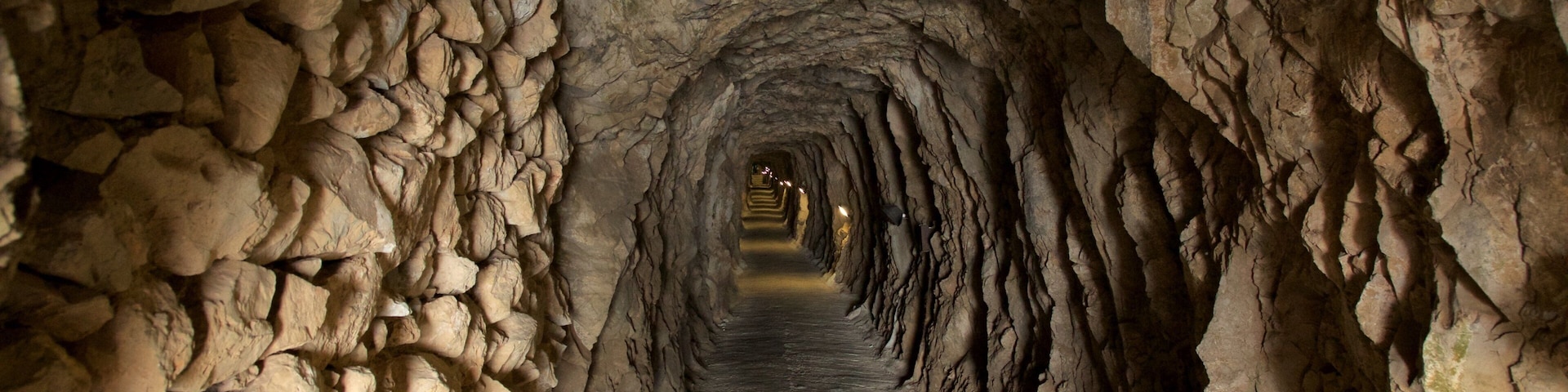 Military Heritage Centre y Túneles del Gran Asedio mostrando cuevas