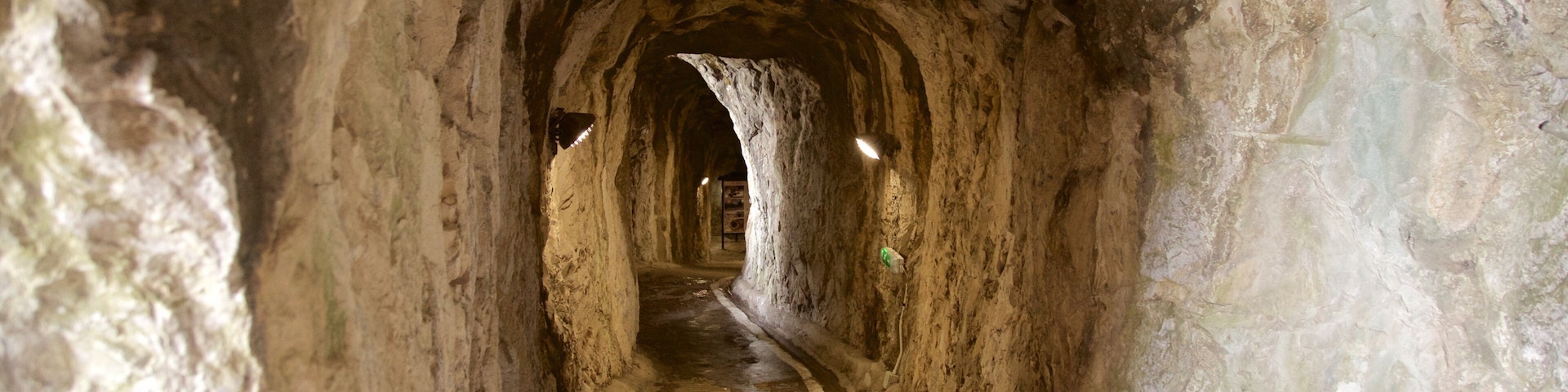 Military Heritage Centre und Great Siege Tunnels welches beinhaltet Höhlenwandern