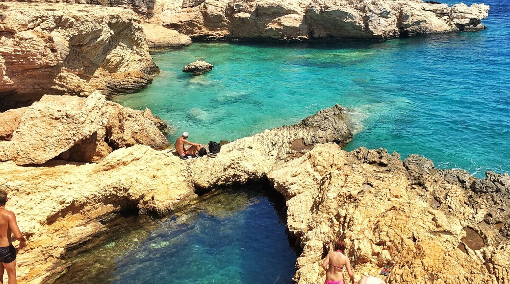 #LifeAtExpedia
Take a walk along the cliff path towards the eastern part of the island, past Platia Pounda beach and before you get to Pori beach, you will find this heart shaped natural swimming pool.