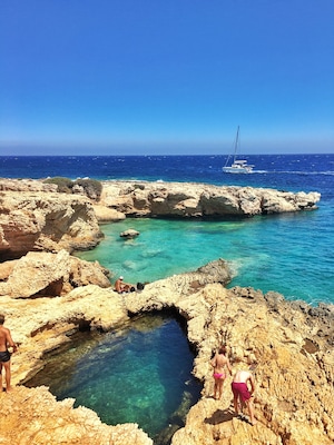 #LifeAtExpedia
Take a walk along the cliff path towards the eastern part of the island, past Platia Pounda beach and before you get to Pori beach, you will find this heart shaped natural swimming pool.
