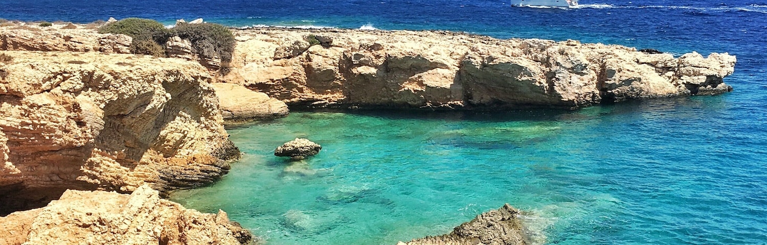 #LifeAtExpedia
Take a walk along the cliff path towards the eastern part of the island, past Platia Pounda beach and before you get to Pori beach, you will find this heart shaped natural swimming pool.