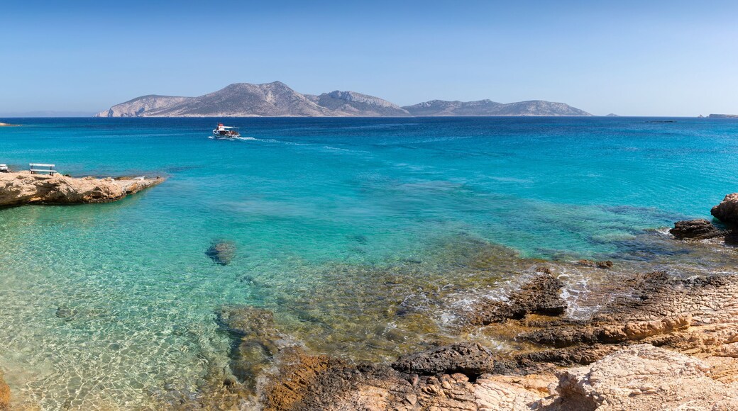 Panorama der Küste nahe des Plateia Pounta Strandes auf Pano Koufonisi, Griechenland