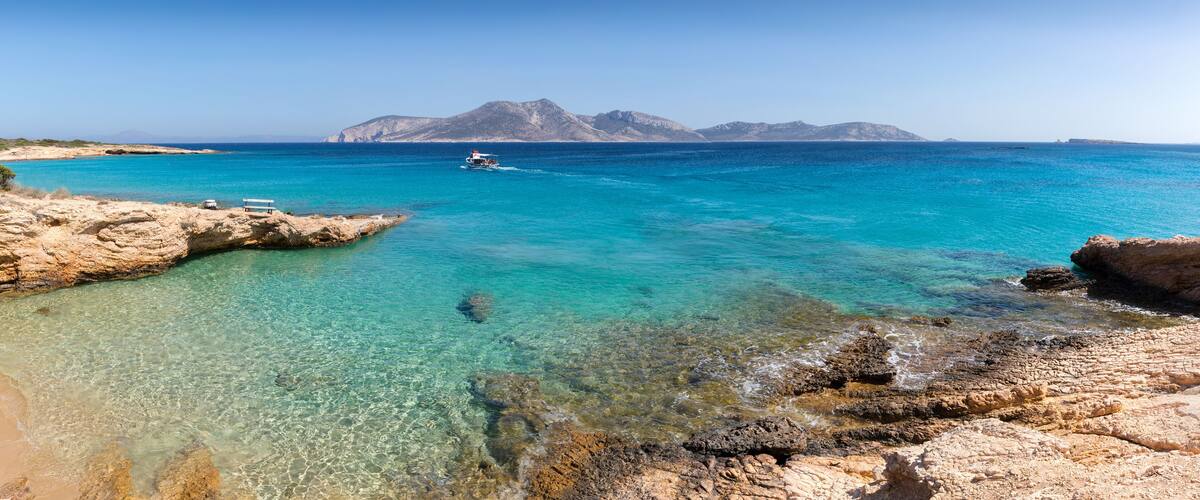 Panorama der Küste nahe des Plateia Pounta Strandes auf Pano Koufonisi, Griechenland