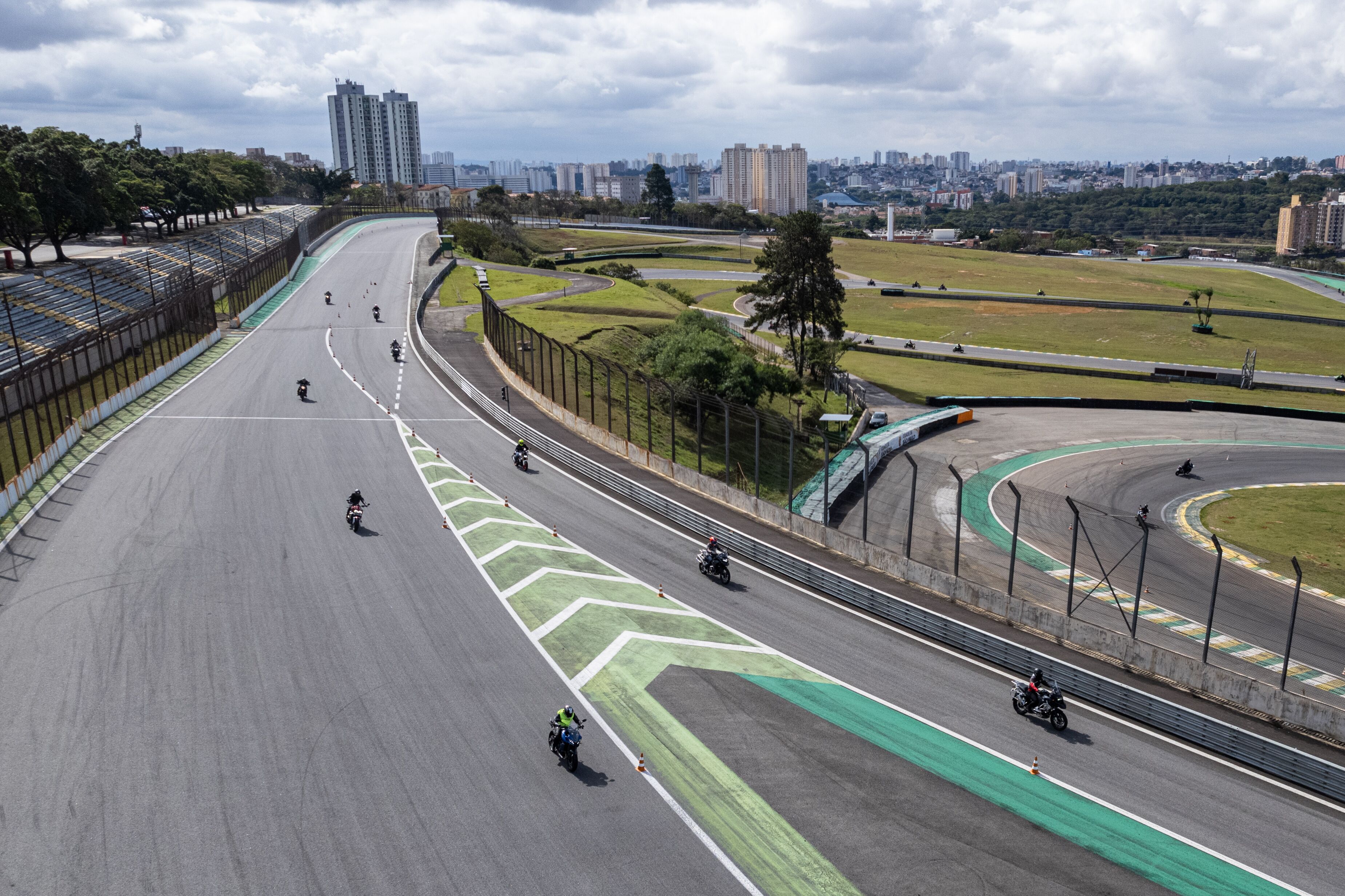 Vista aérea do Autódromo de Interlagos, também conhecido como Autódromo José Carlos Pace. Imagens do evento Festival Duas Rodas realizado em 2022. Motos, asfalto e pessoas circulando.