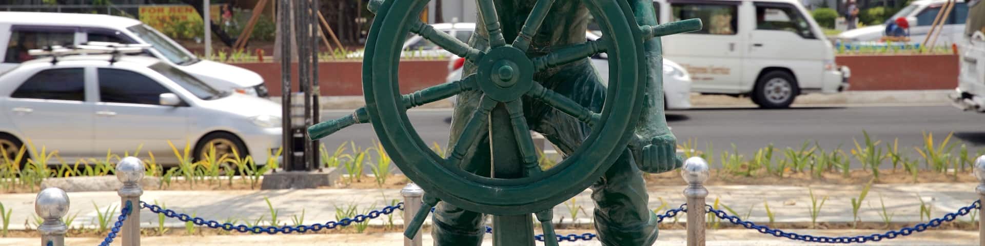 Bahía de Manila que incluye una estatua o escultura