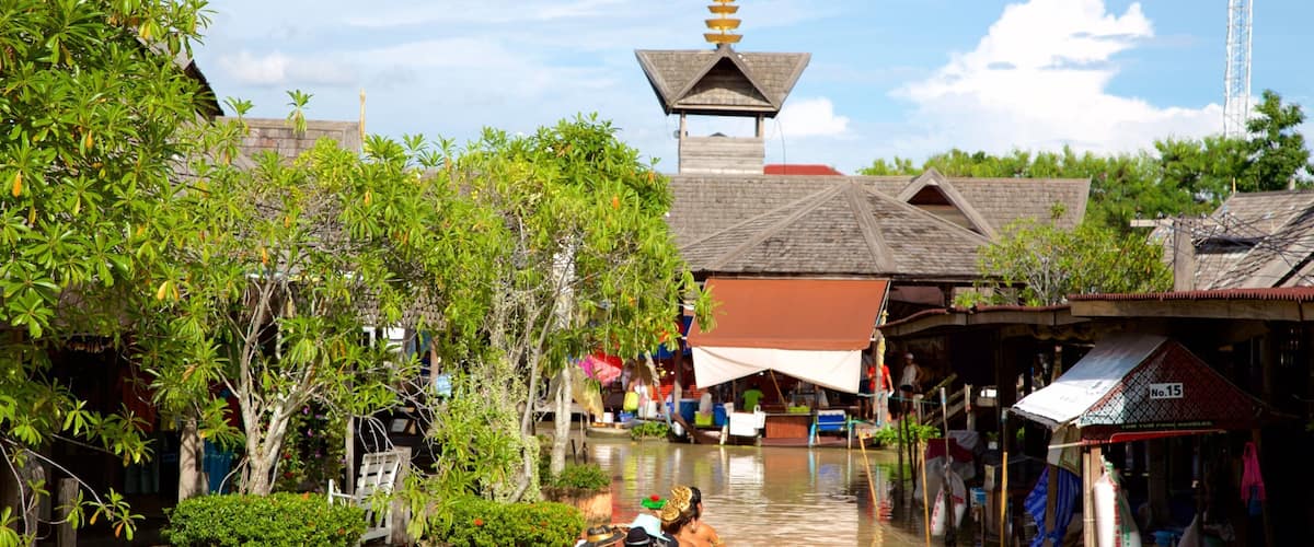 Pattaya Floating Market mit einem Fluss oder Bach und Bootfahren sowie große Menschengruppe