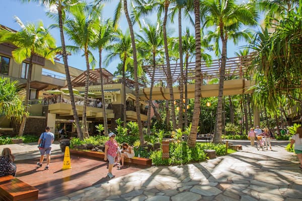 Royal Hawaiian Center featuring a park and street scenes