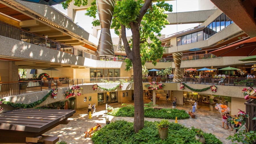 Royal Hawaiian Center showing shopping