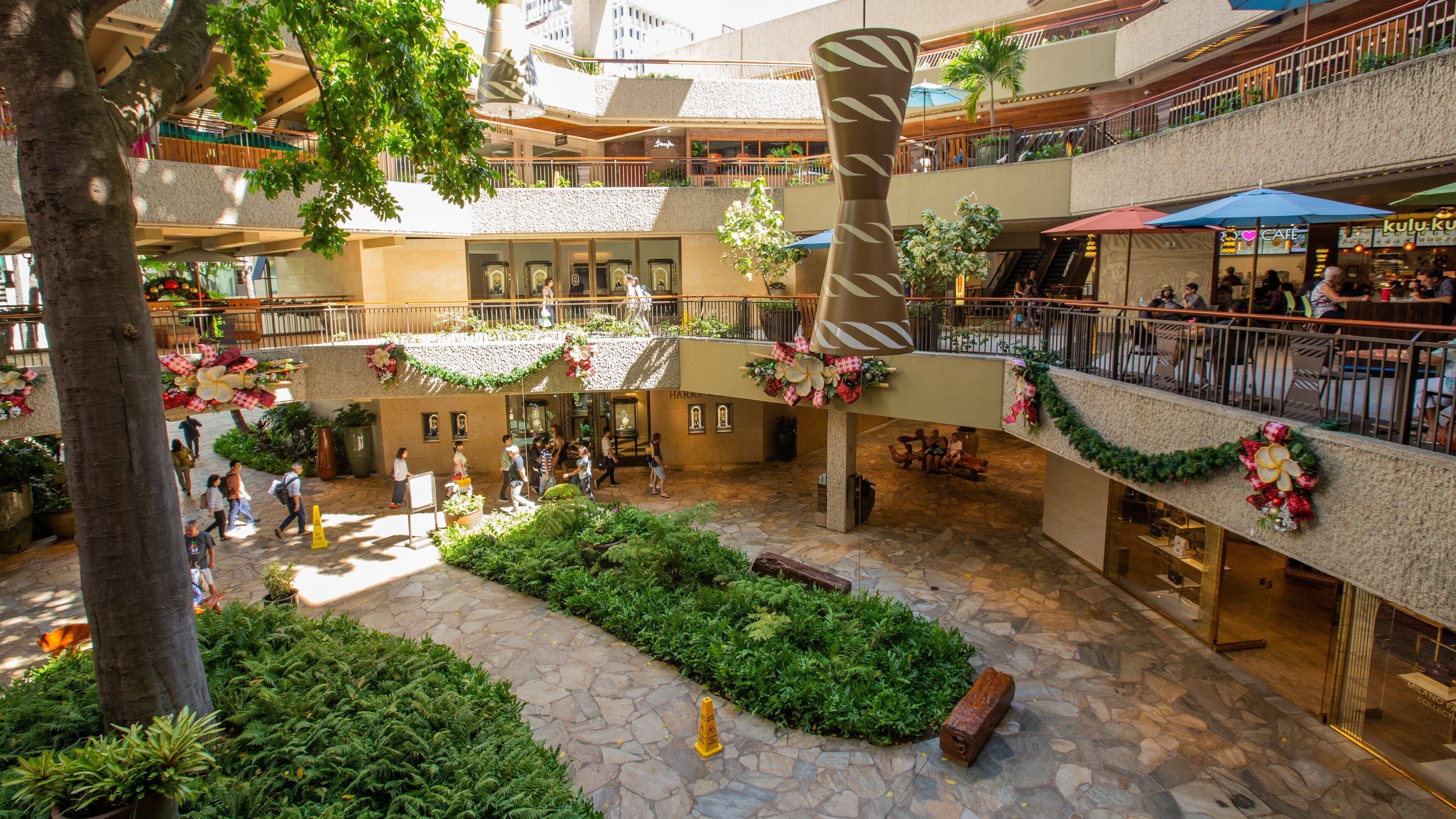 Royal Hawaiian Center showing shopping