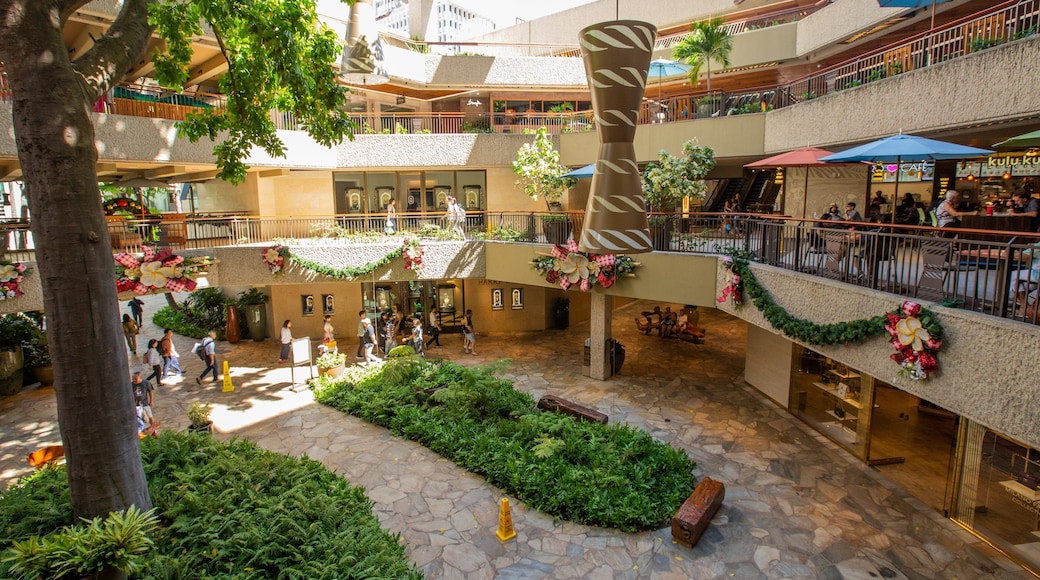 Royal Hawaiian Center showing shopping