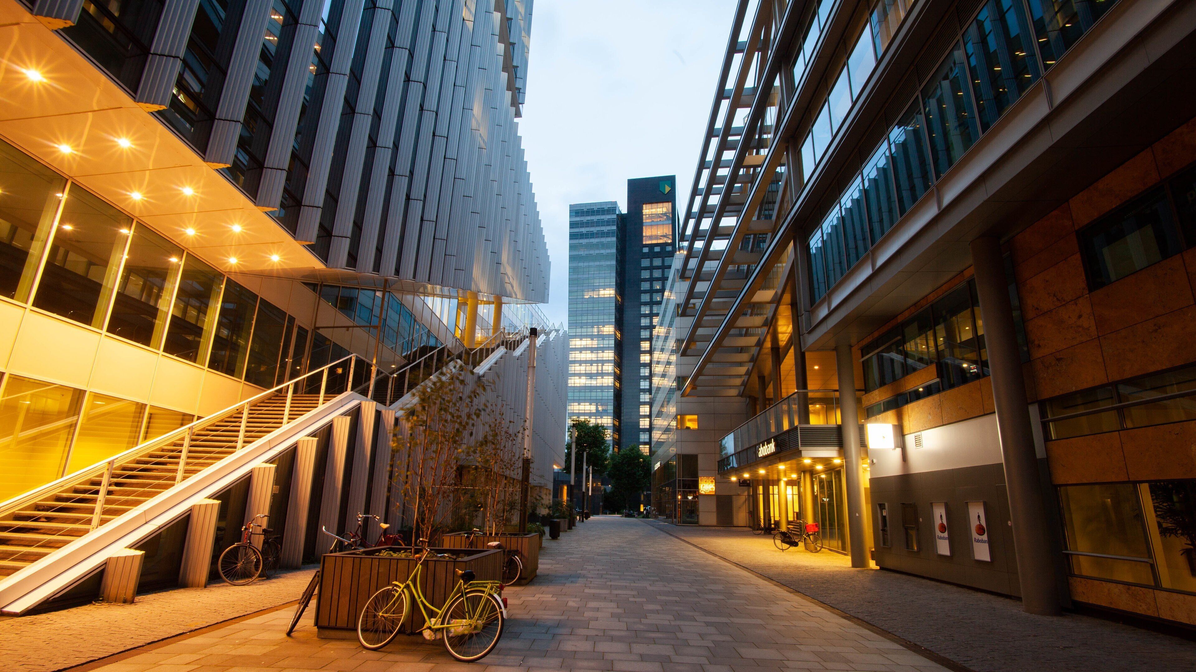 World Trade Center showing a city