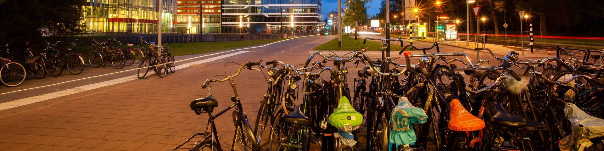 World Trade Center showing a city and night scenes