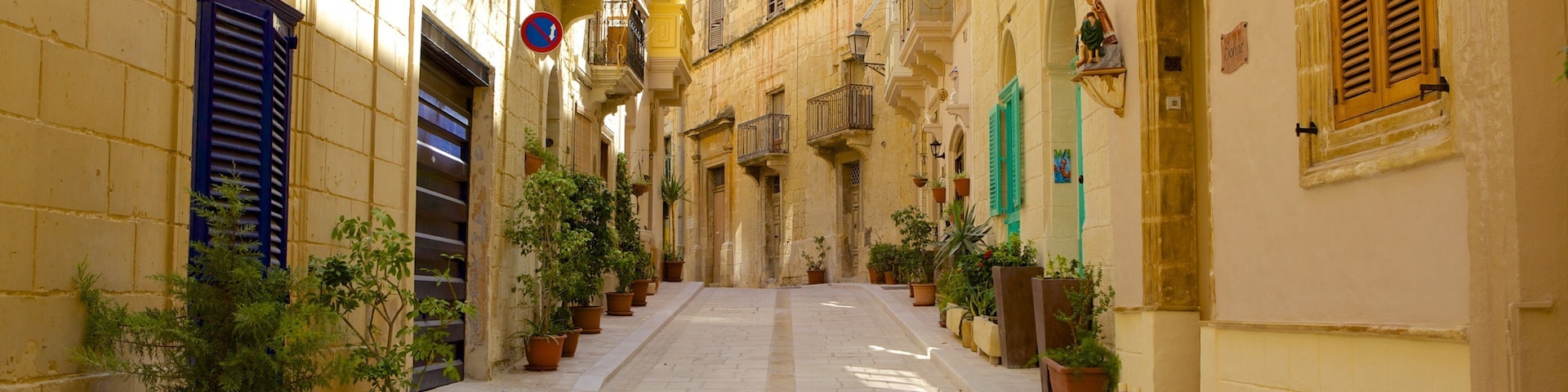 Kalkara which includes a house and street scenes
