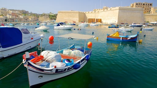 Kalkara que incluye una ciudad costera y una bahía o un puerto