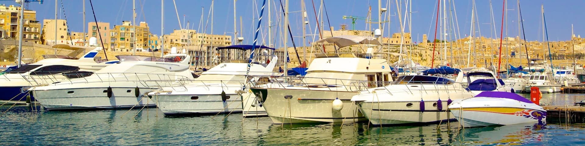 Kalkara showing a marina