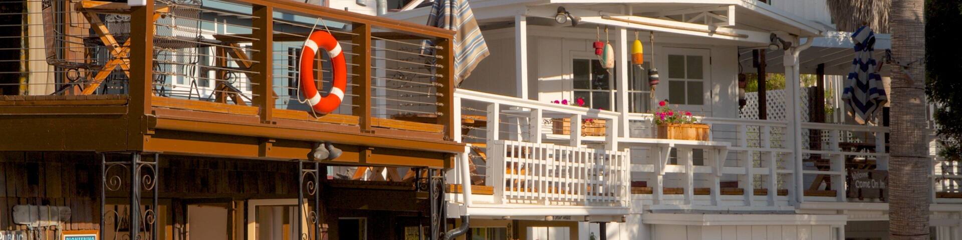 Crystal Cove State Park das einen Garten und Haus