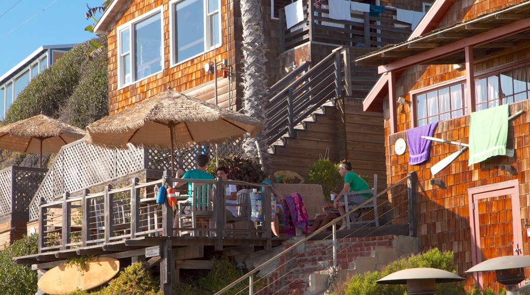 Crystal Cove State Park mettant en vedette jardin, maison et sortie au restaurant