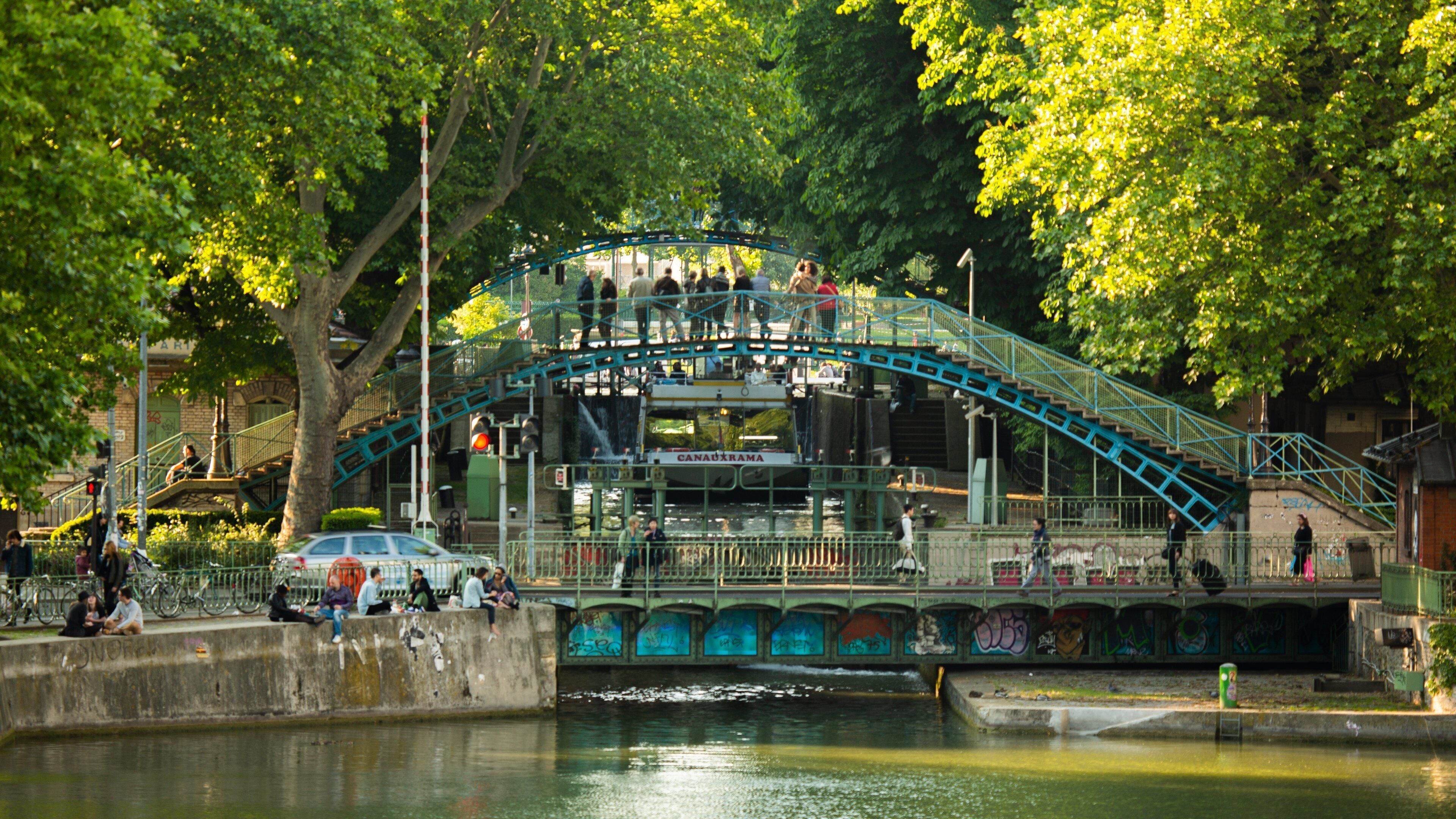 Canal Saint-Martin showing a river or creek