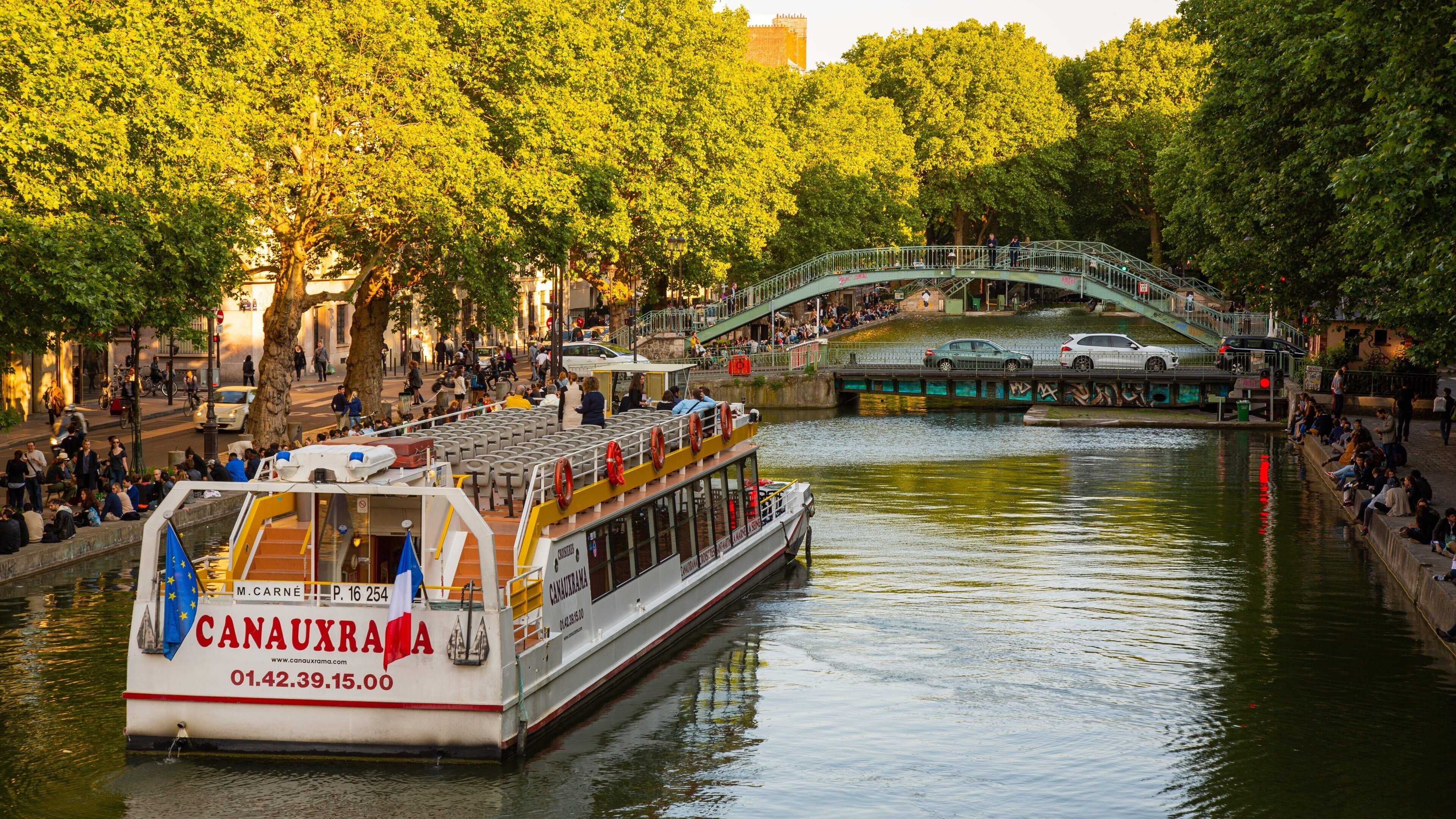 Canal Saint-Martin showing a river or creek and boating