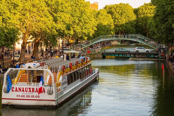 Canal Saint-Martin showing a river or creek and boating