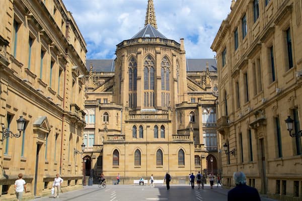 Cathédrale du Bon Pasteur mettant en vedette scÚnes de rue et patrimoine architectural aussi bien que petit groupe de personnes