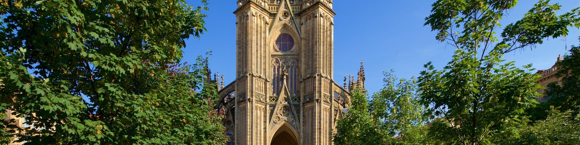 Catedral do Bom Pastor mostrando uma igreja ou catedral, arquitetura de patrimônio e um jardim