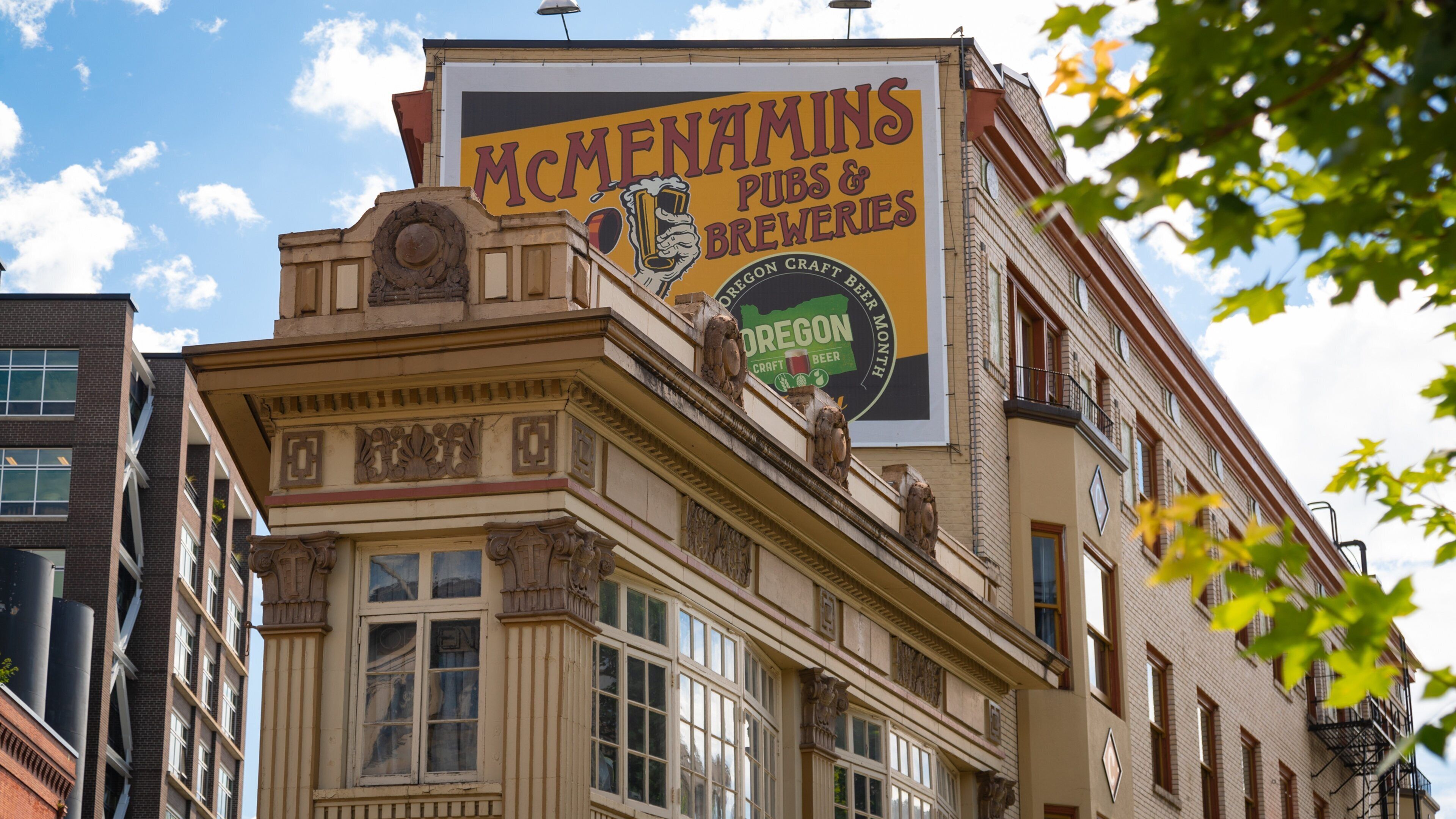 Pearl District which includes a city and signage