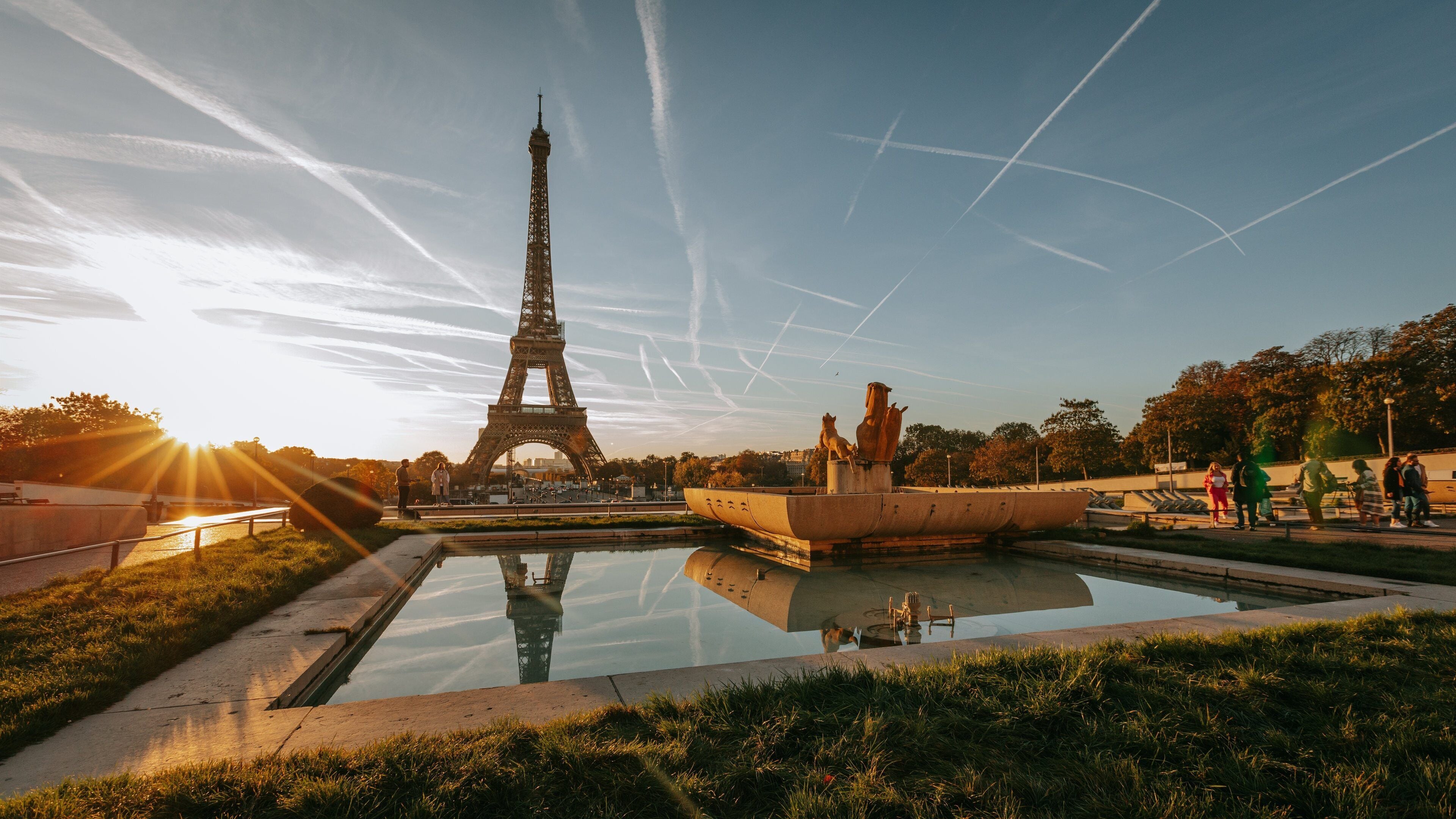 Place du Trocadéro showing a fountain, a sunset and a monument