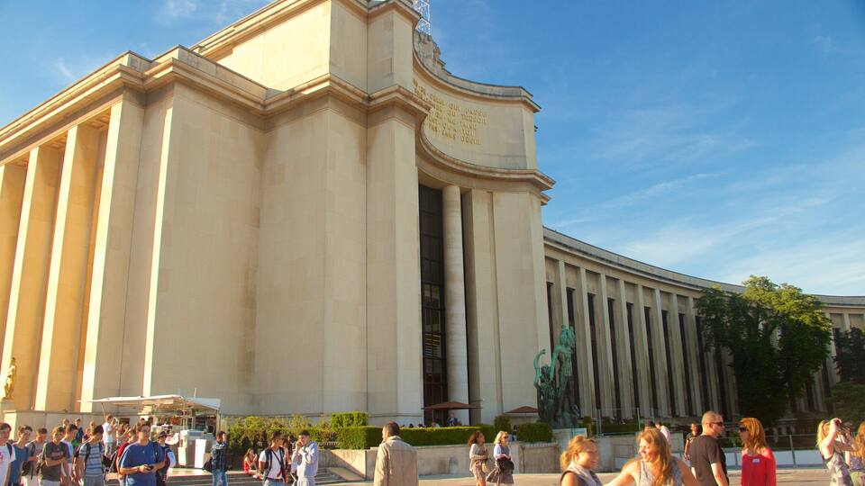 Paris mostrando elementos de patrimônio assim como um grande grupo de pessoas