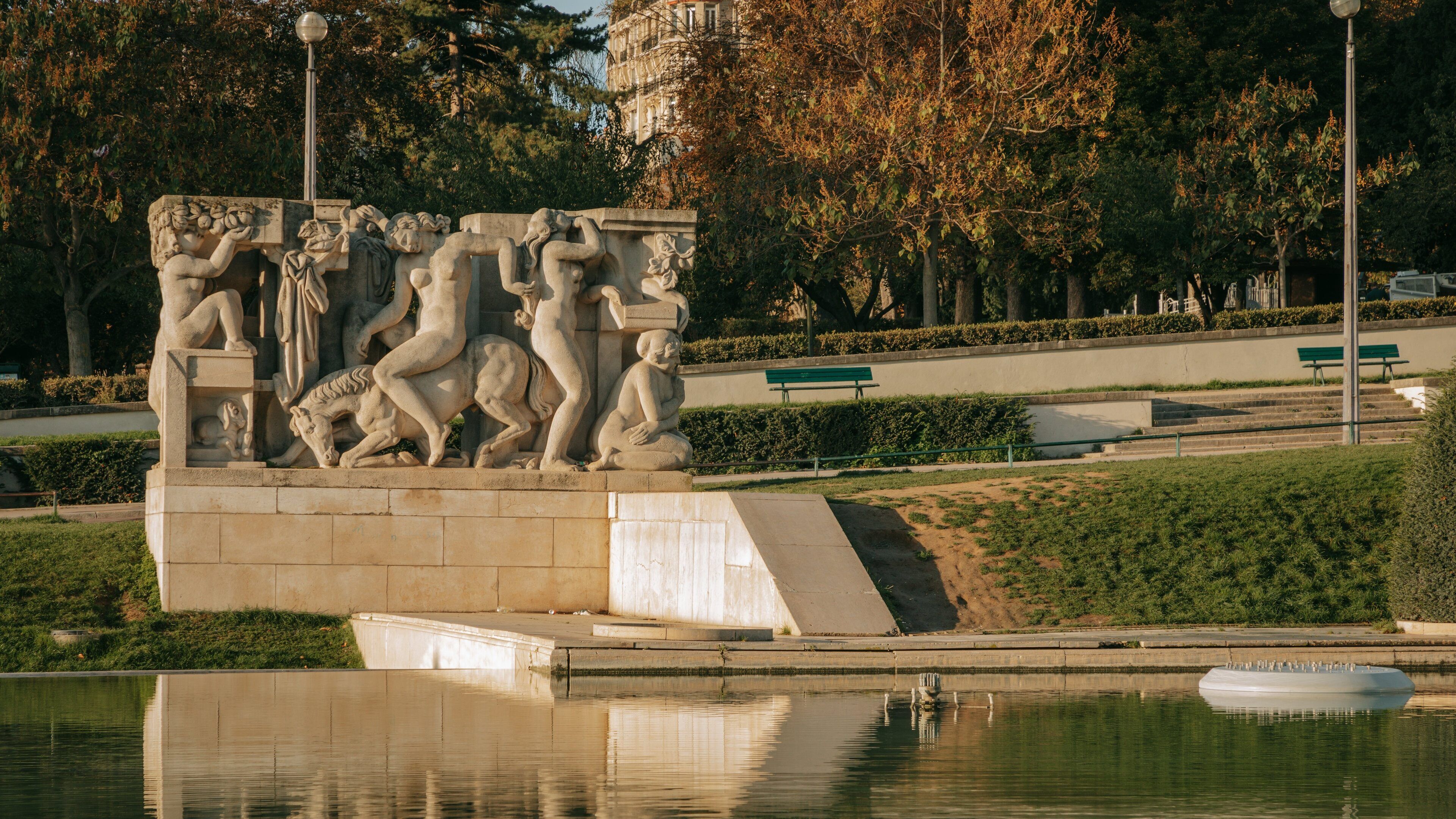 Place du Trocadéro which includes a fountain, outdoor art and a statue or sculpture