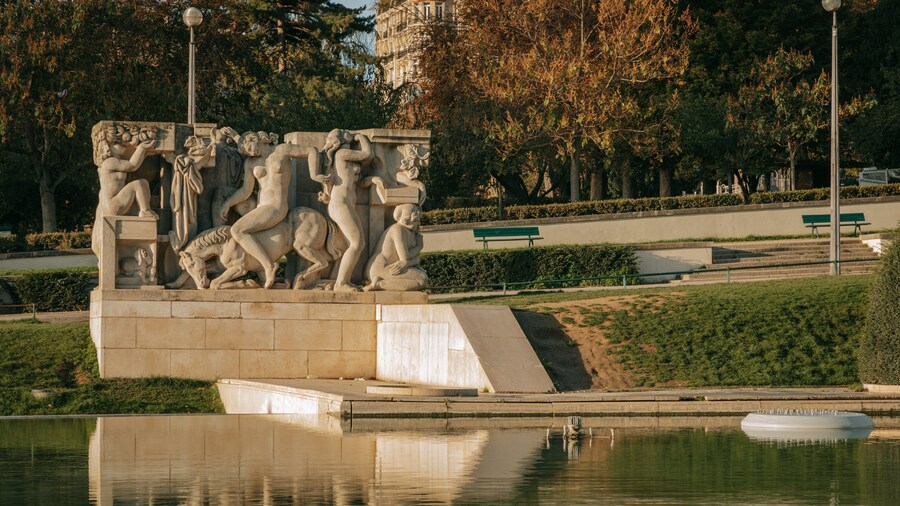 Place du Trocadéro which includes a fountain, outdoor art and a statue or sculpture
