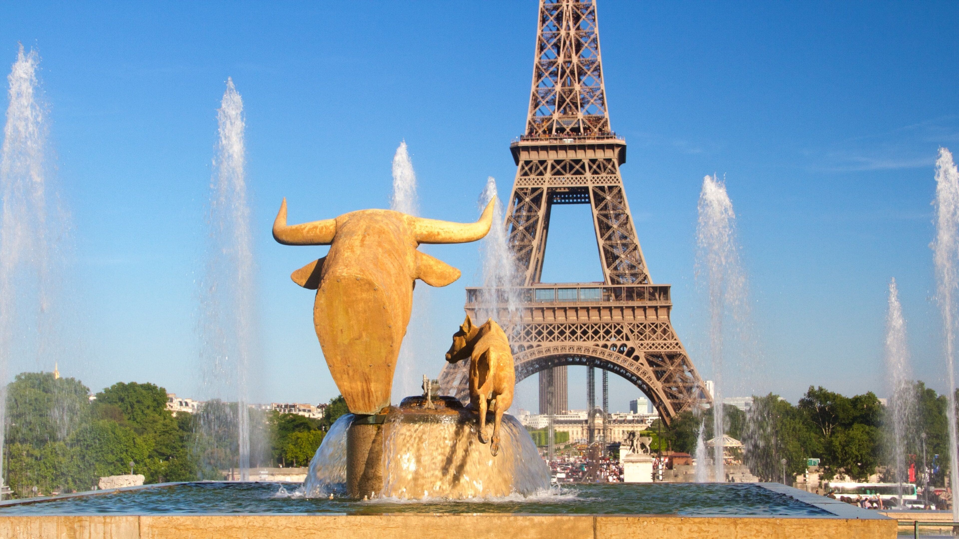 Paris showing a statue or sculpture, a fountain and heritage elements