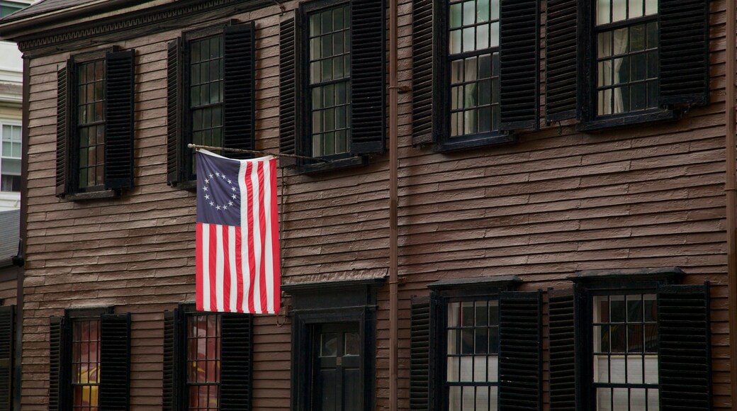 The Freedom Trail showing heritage architecture, a city and a monument