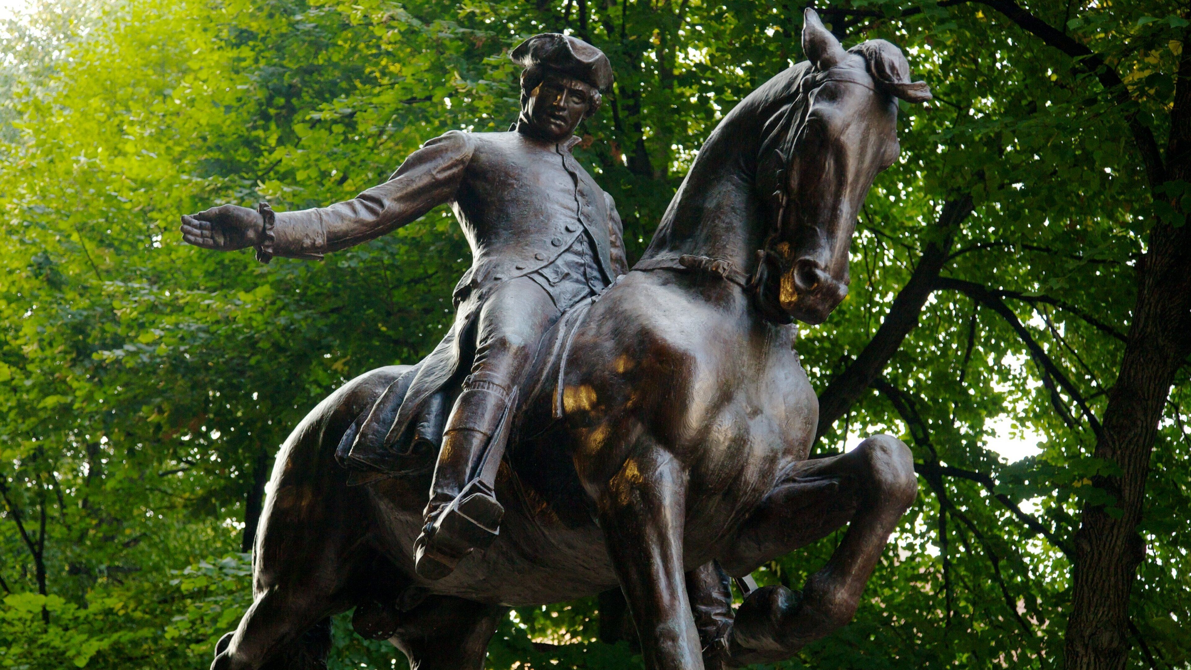 The Freedom Trail which includes a monument, a statue or sculpture and a garden