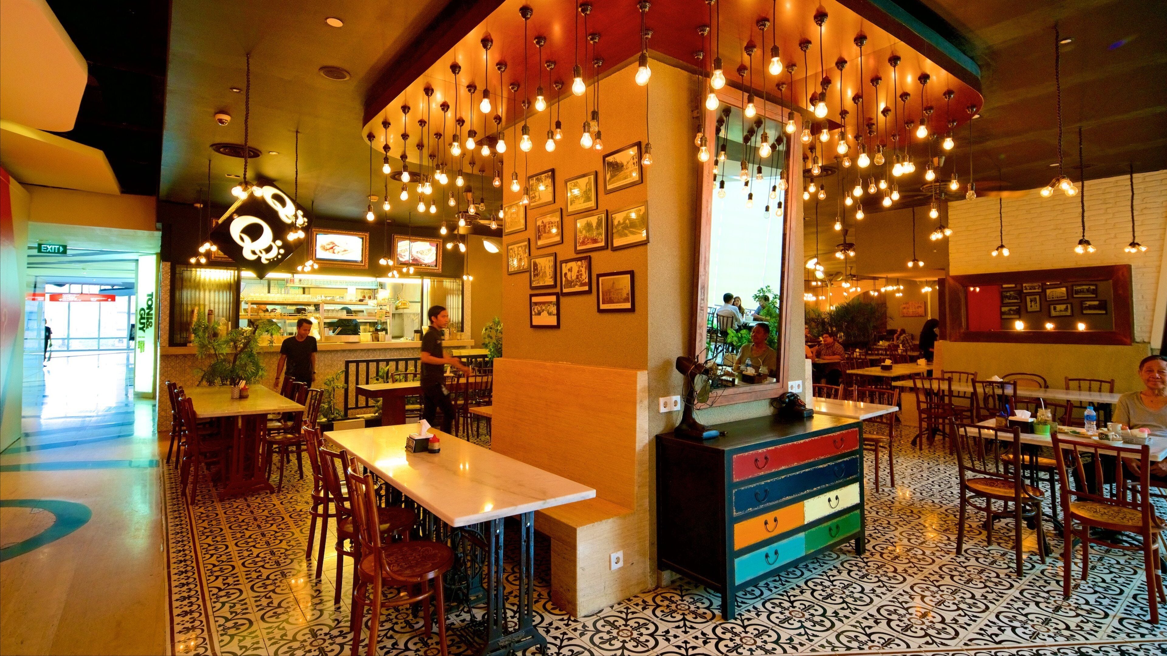 Grand Indonesia kjøpesenter fasiliteter samt innendørs og kaféstil